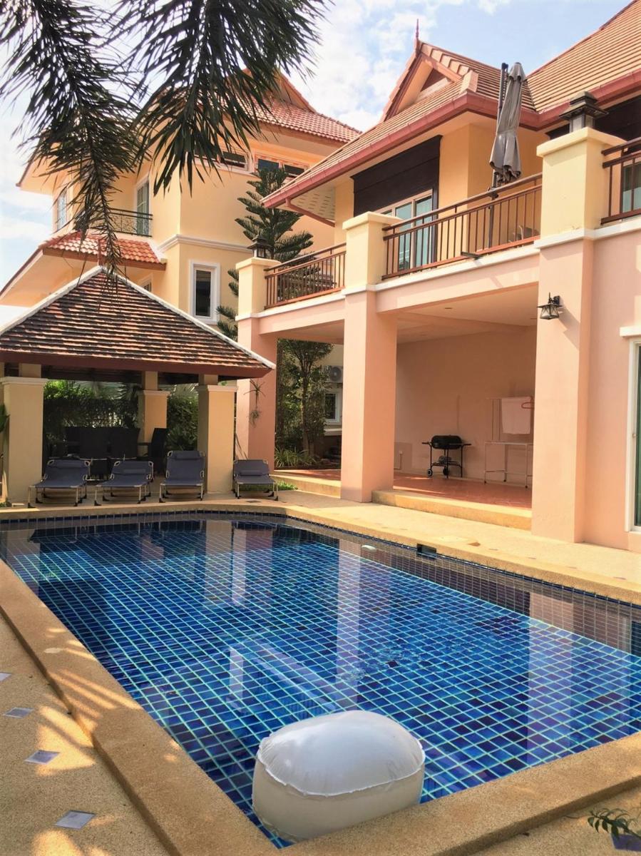 Large villa with private pool in quiet area - Housity