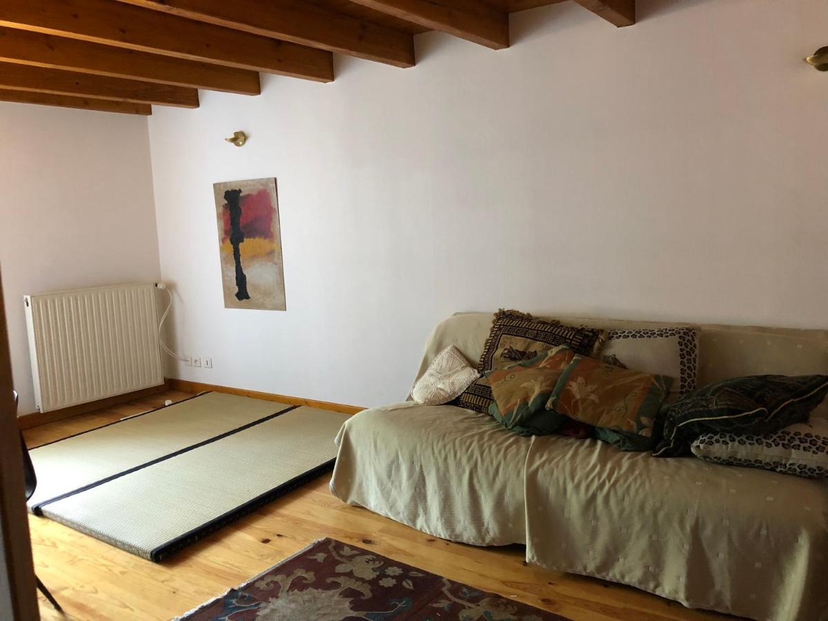 Large 100 year old house in lovely walking area - Housity