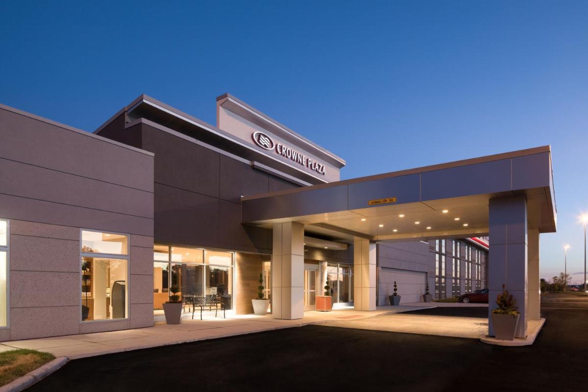 Crowne Plaza Chicago SW - Burr Ridge, an IHG Hotel - Housity