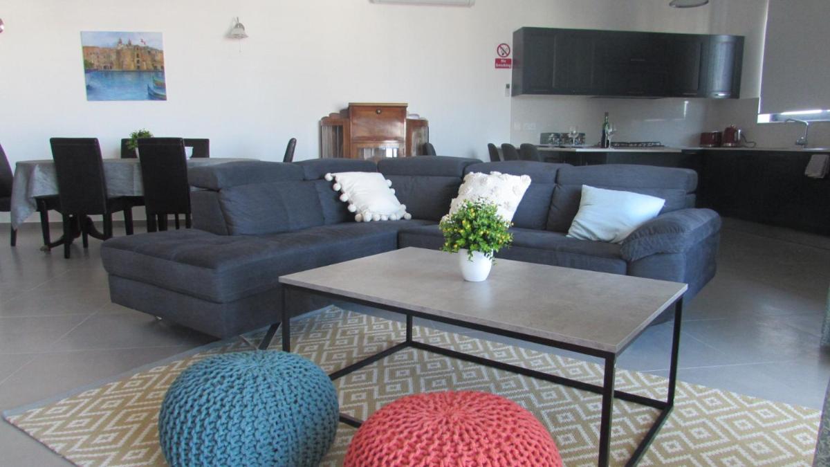 St Julians Central luxury apartment - Housity