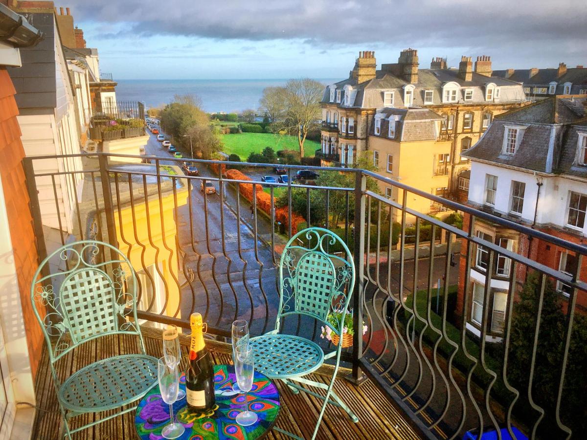 Suitetrails - Scarborough-Penthouse, with private balcony, lift and parking