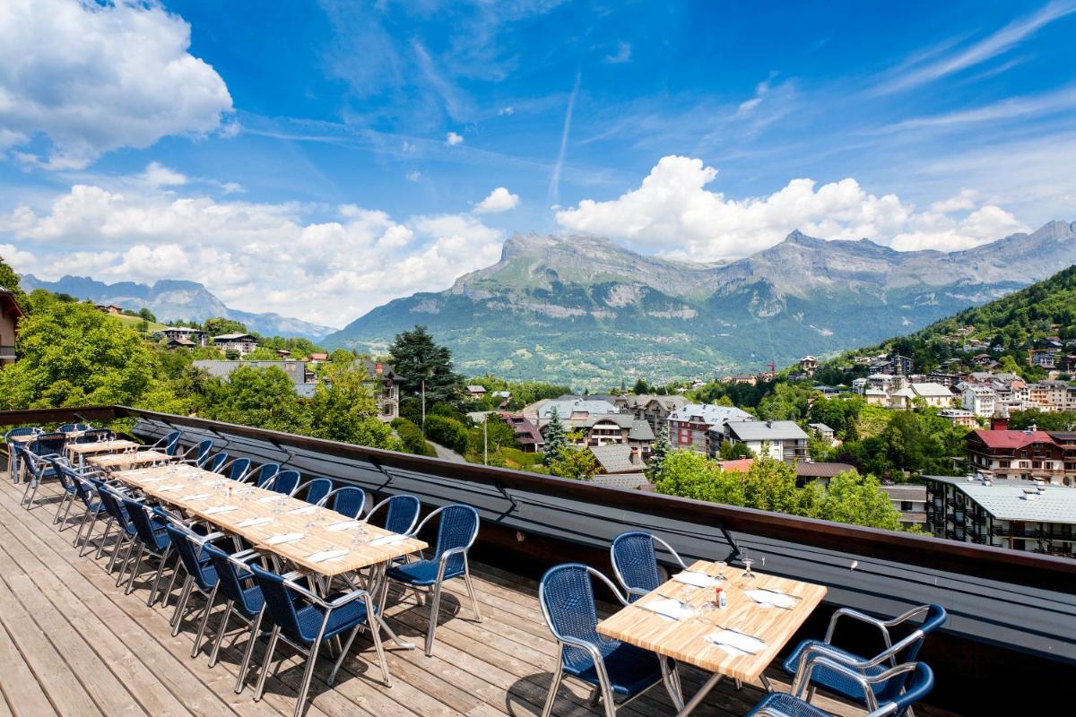 Vue générale sur la montagne ou vue sur la montagne depuis l'hôtel
