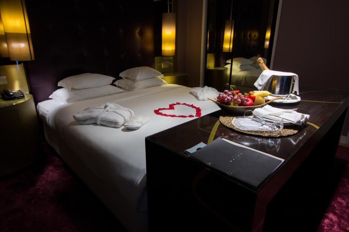 Uma cama ou camas num quarto em Hotel Meira