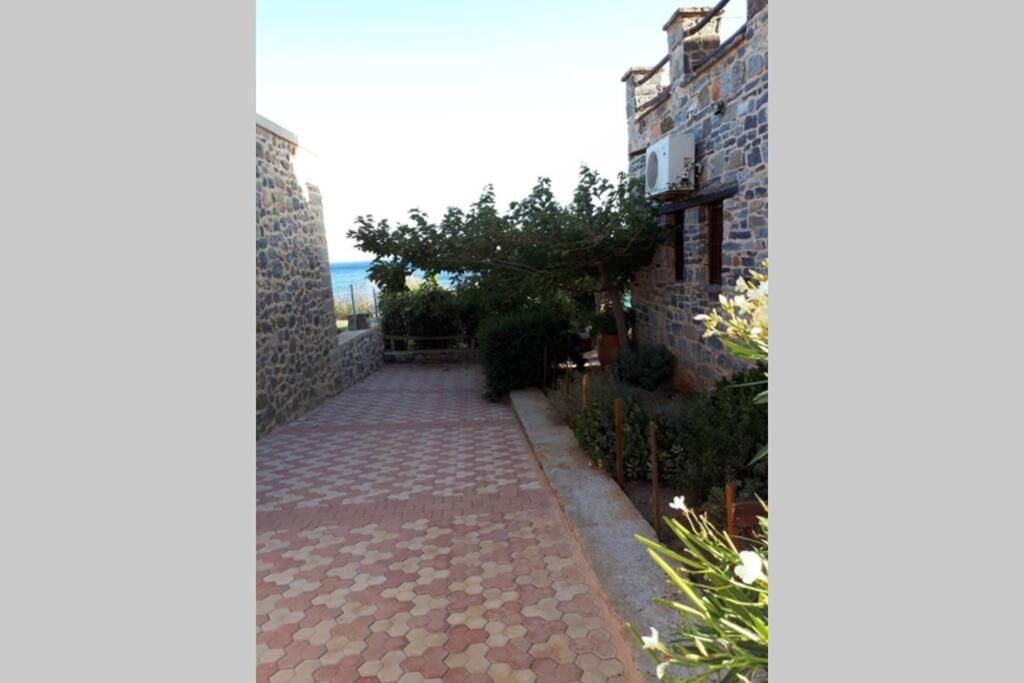 Traditional stone house by the sea... - Housity