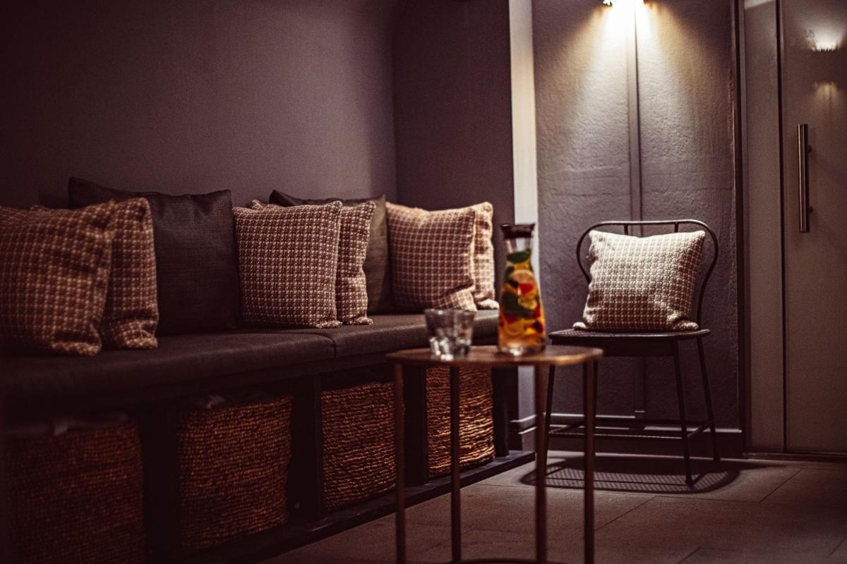 Coin salon dans l'établissement Monsieur Cadet Hotel & Spa