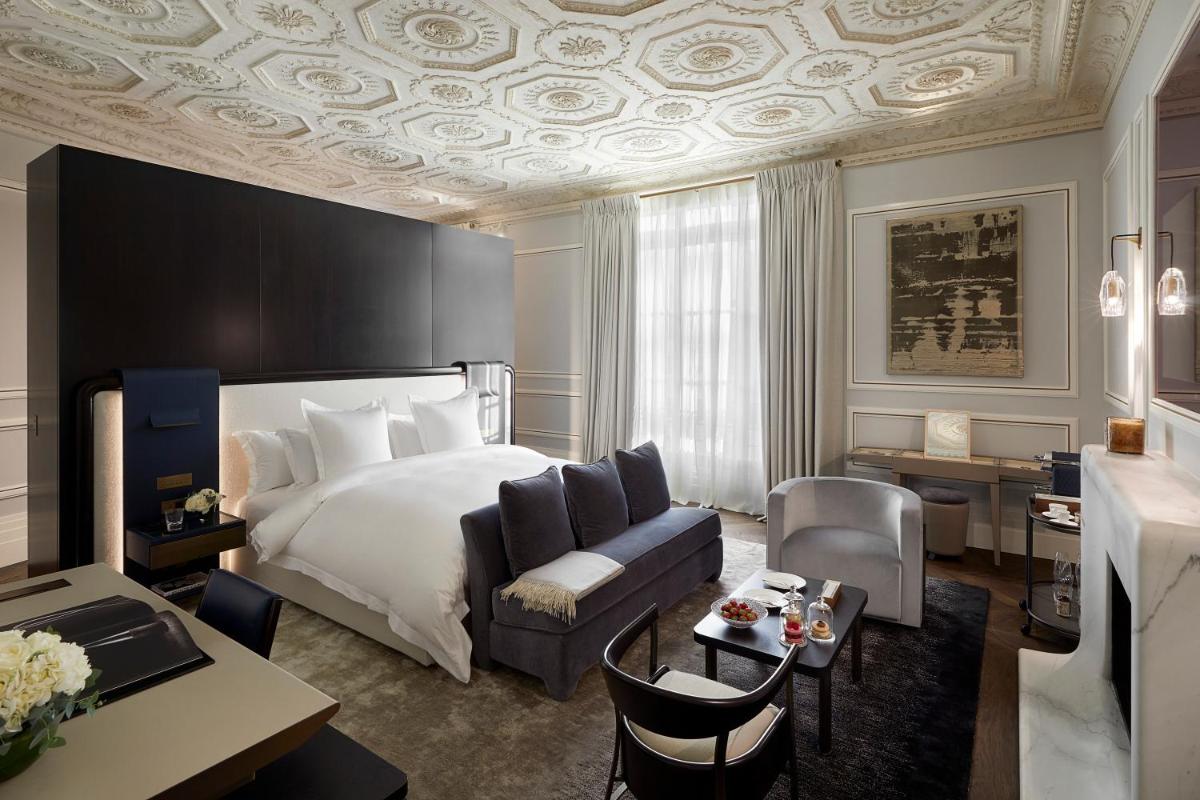 une chambre d'hôtel avec un lit et un salon dans l'établissement Maison Villeroy, à Paris
