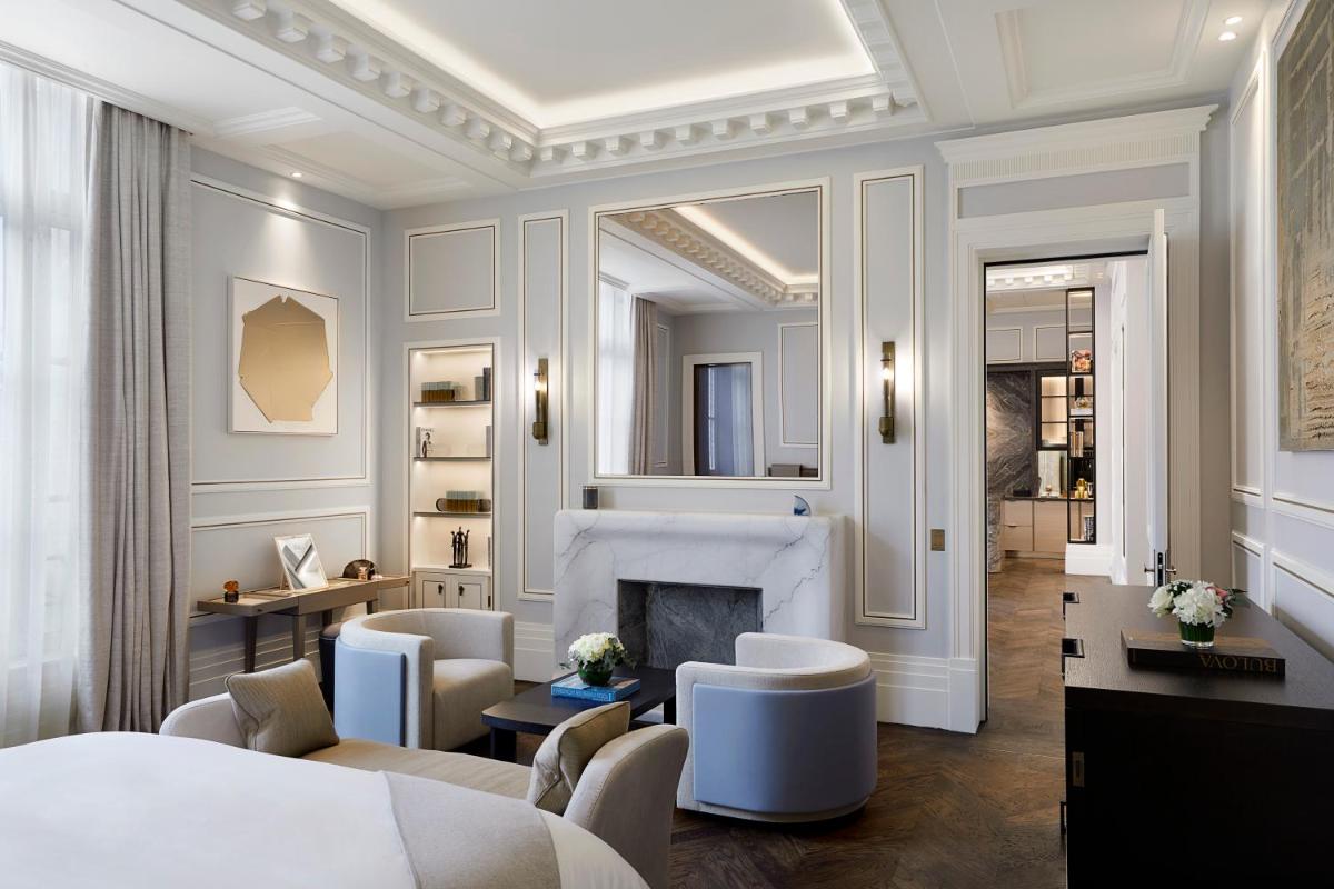 une chambre d'hôtel avec un lit et une cheminée dans l'établissement Maison Villeroy, à Paris