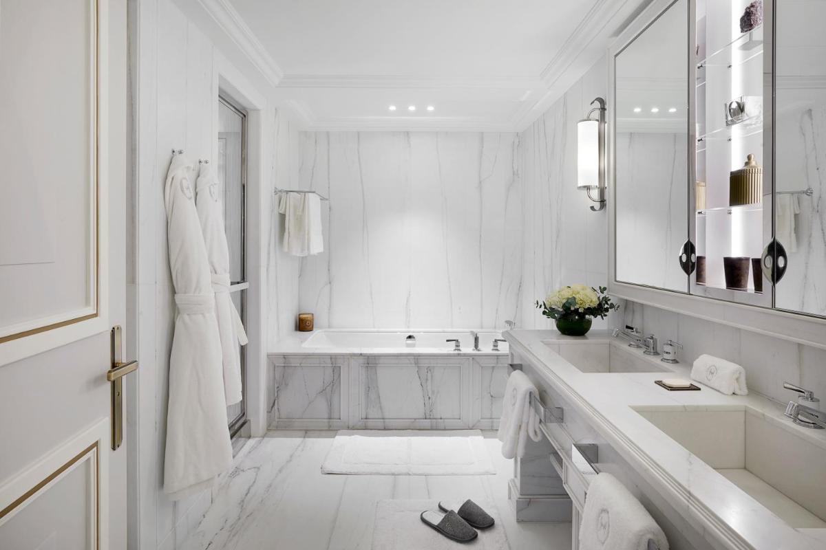 La salle de bains blanche est pourvue d'un lavabo et d'une baignoire. dans l'établissement Maison Villeroy, à Paris