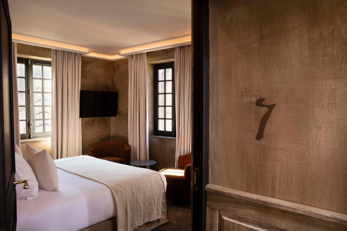 Un ou plusieurs lits dans un hébergement de l'établissement Hôtel Saint-Delis - La Maison du Peintre - Relais & Châteaux
