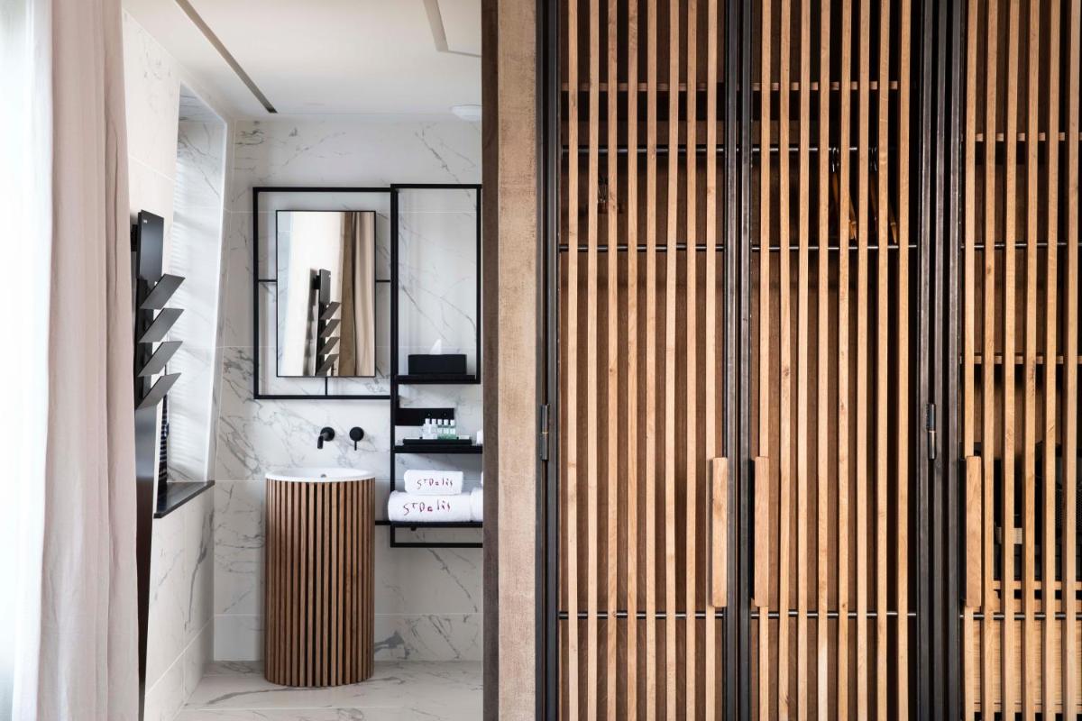 Cuisine ou kitchenette dans l'établissement Hôtel Saint-Delis - La Maison du Peintre - Relais & Châteaux