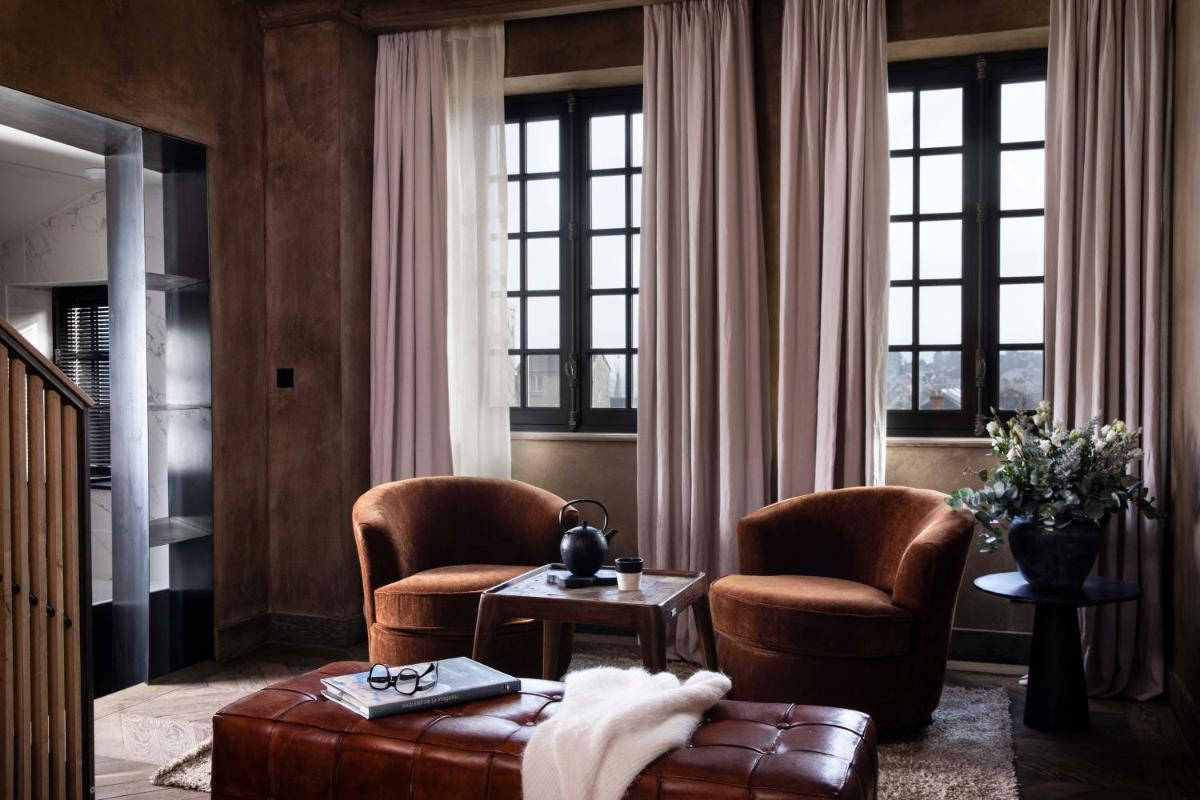 Coin salon dans l'établissement Hôtel Saint-Delis - La Maison du Peintre - Relais & Châteaux
