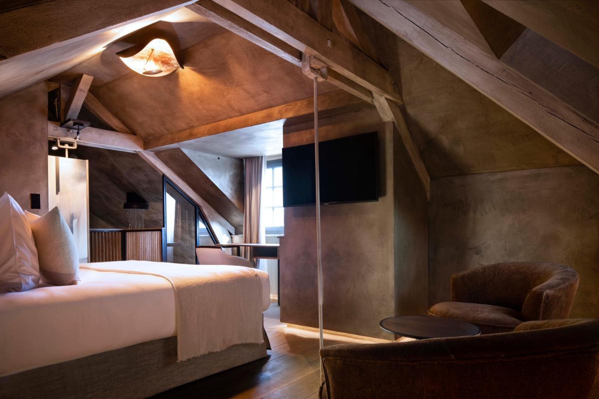 Un ou plusieurs lits dans un hébergement de l'établissement Hôtel Saint-Delis - La Maison du Peintre - Relais & Châteaux