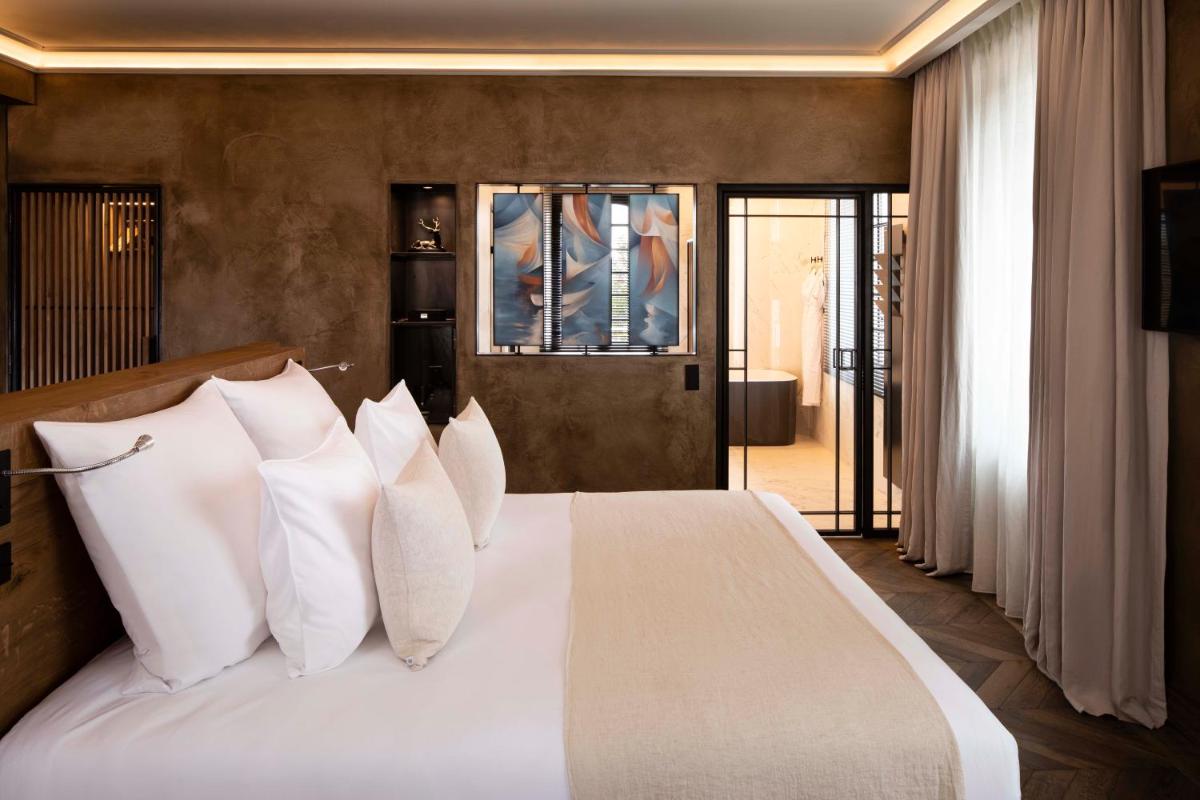 Un ou plusieurs lits dans un hébergement de l'établissement Hôtel Saint-Delis - La Maison du Peintre - Relais & Châteaux