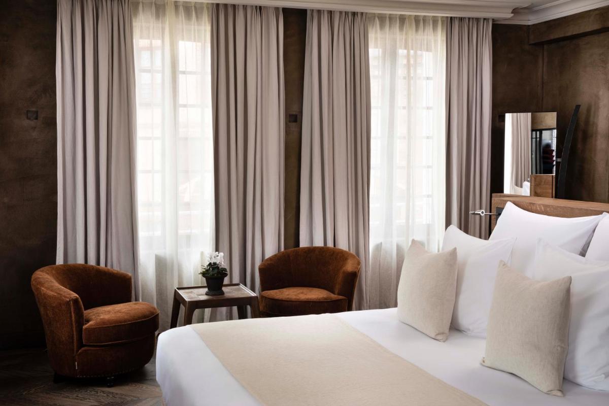 Un ou plusieurs lits dans un hébergement de l'établissement Hôtel Saint-Delis - La Maison du Peintre - Relais & Châteaux