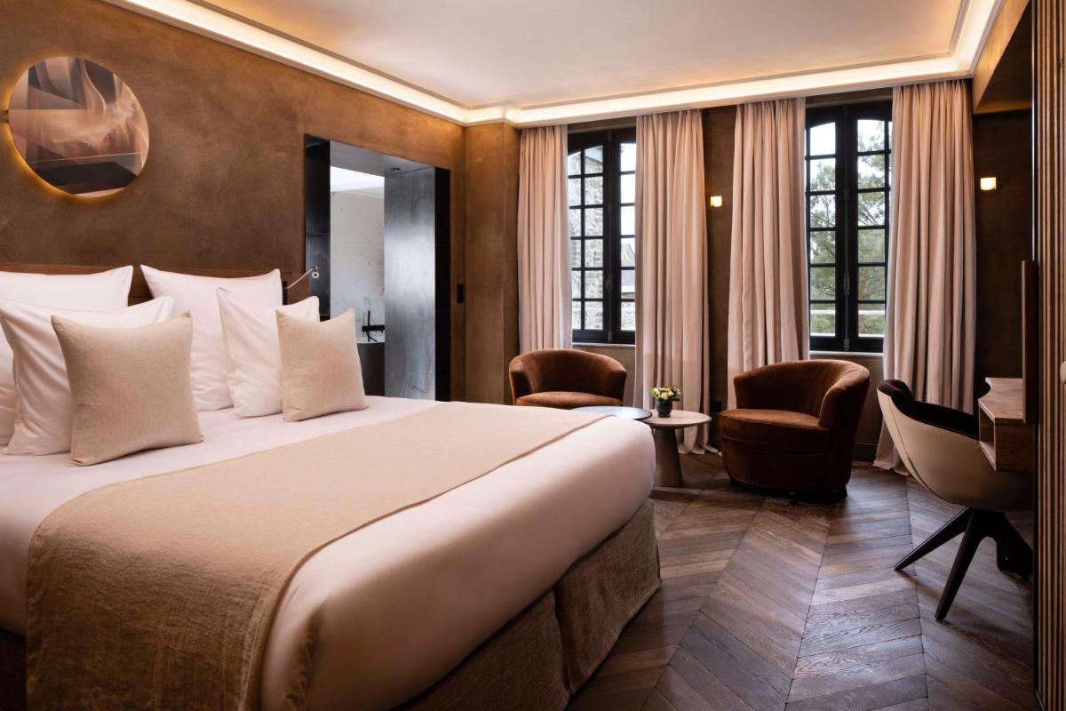 Un ou plusieurs lits dans un hébergement de l'établissement Hôtel Saint-Delis - La Maison du Peintre - Relais & Châteaux