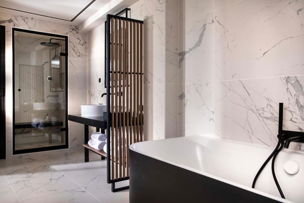 Salle de bains dans l'établissement Hôtel Saint-Delis - La Maison du Peintre - Relais & Châteaux