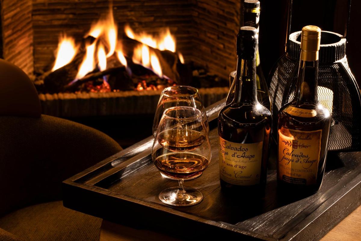 Boissons dans l'établissement Hôtel Saint-Delis - La Maison du Peintre - Relais & Châteaux