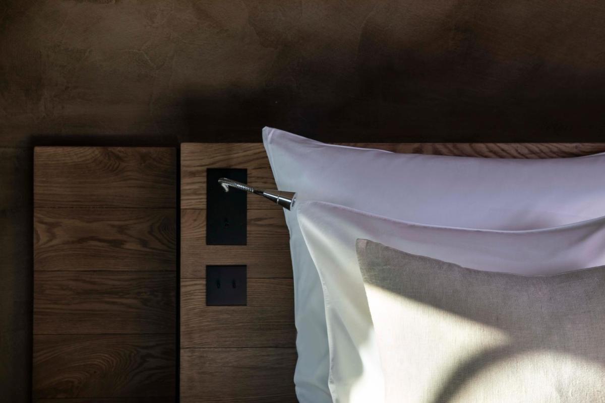 Un ou plusieurs lits dans un hébergement de l'établissement Hôtel Saint-Delis - La Maison du Peintre - Relais & Châteaux