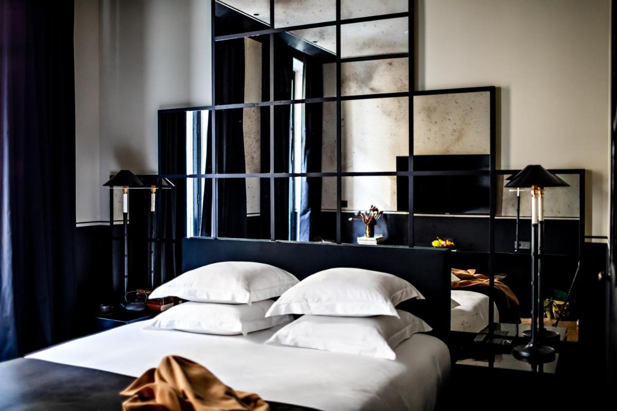 Un ou plusieurs lits dans un hébergement de l'établissement Monsieur George Hotel & Spa - Champs-Elysées