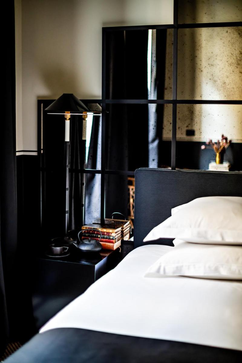 Un ou plusieurs lits dans un hébergement de l'établissement Monsieur George Hotel & Spa - Champs-Elysées