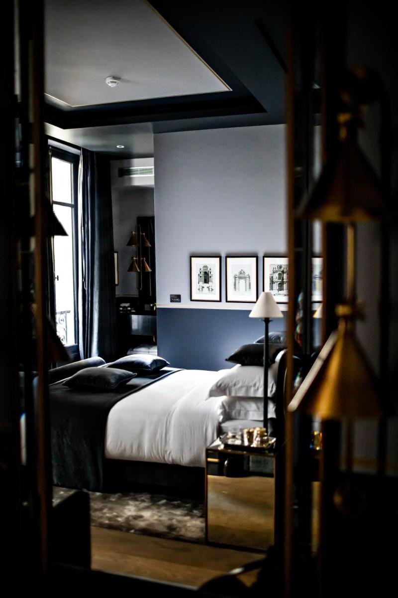 Un ou plusieurs lits dans un hébergement de l'établissement Monsieur George Hotel & Spa - Champs-Elysées