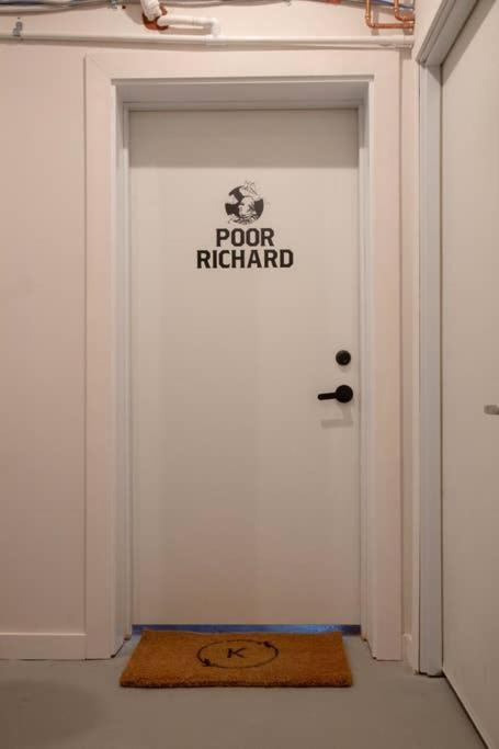 Poor Richard Downtown Studio, CONTACTLESS CHECK-IN - Housity
