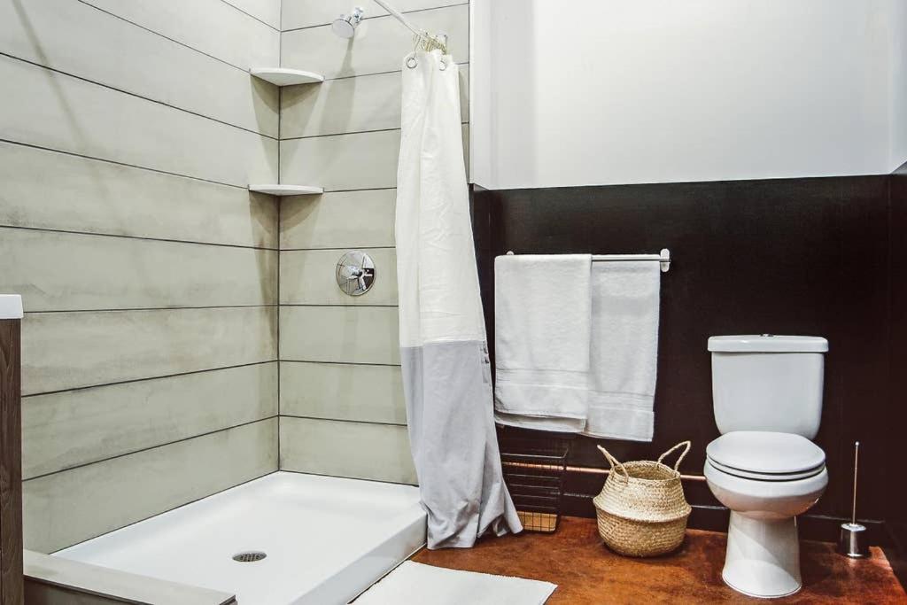Billy Penn Studio with Outstanding Views, CONTACTLESS CHECK-IN - Housity