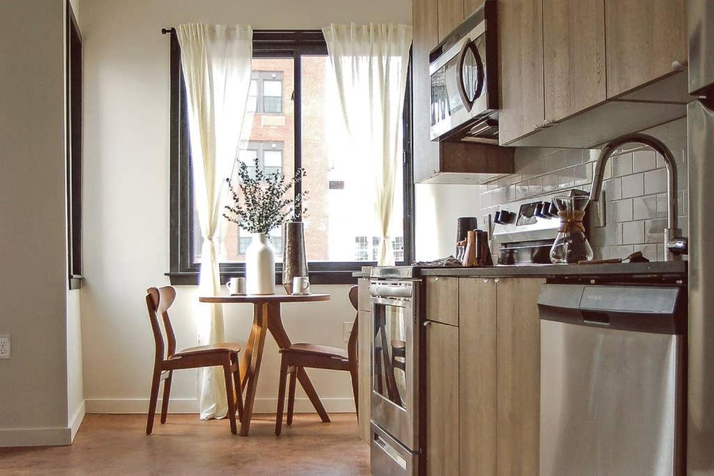 Billy Penn Studio with Outstanding Views, CONTACTLESS CHECK-IN - Housity