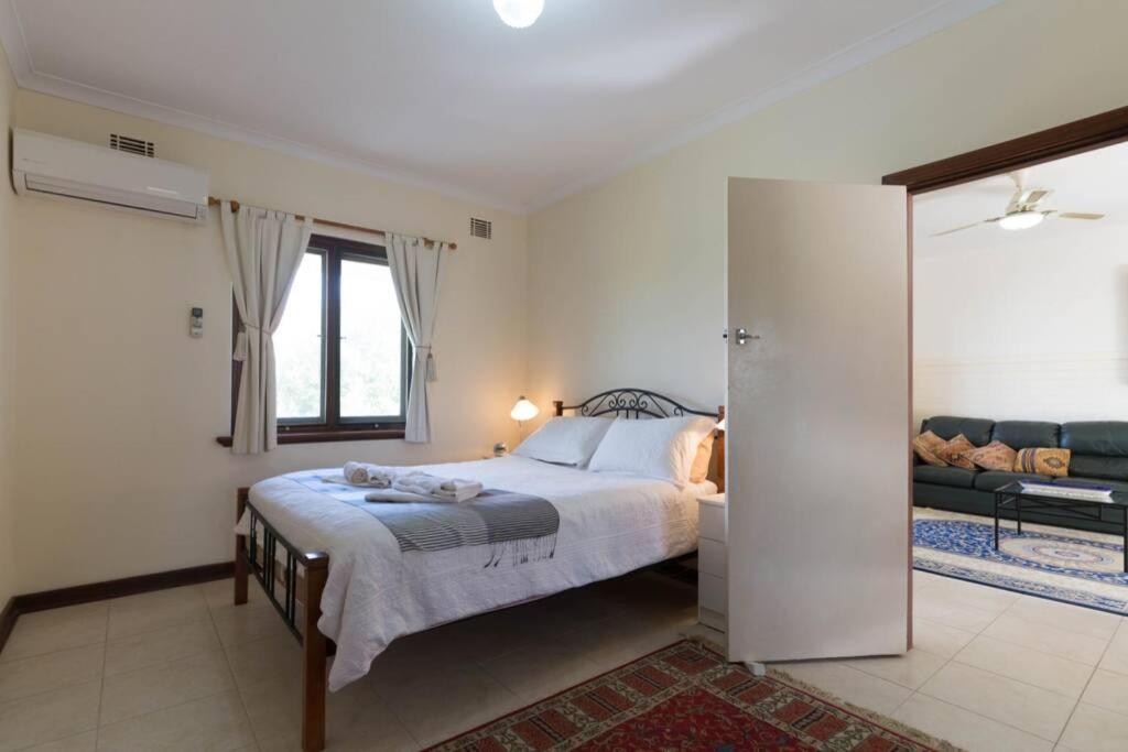 B9 Crawley Apartment 1 BRM & Sleepout near UWA - Housity