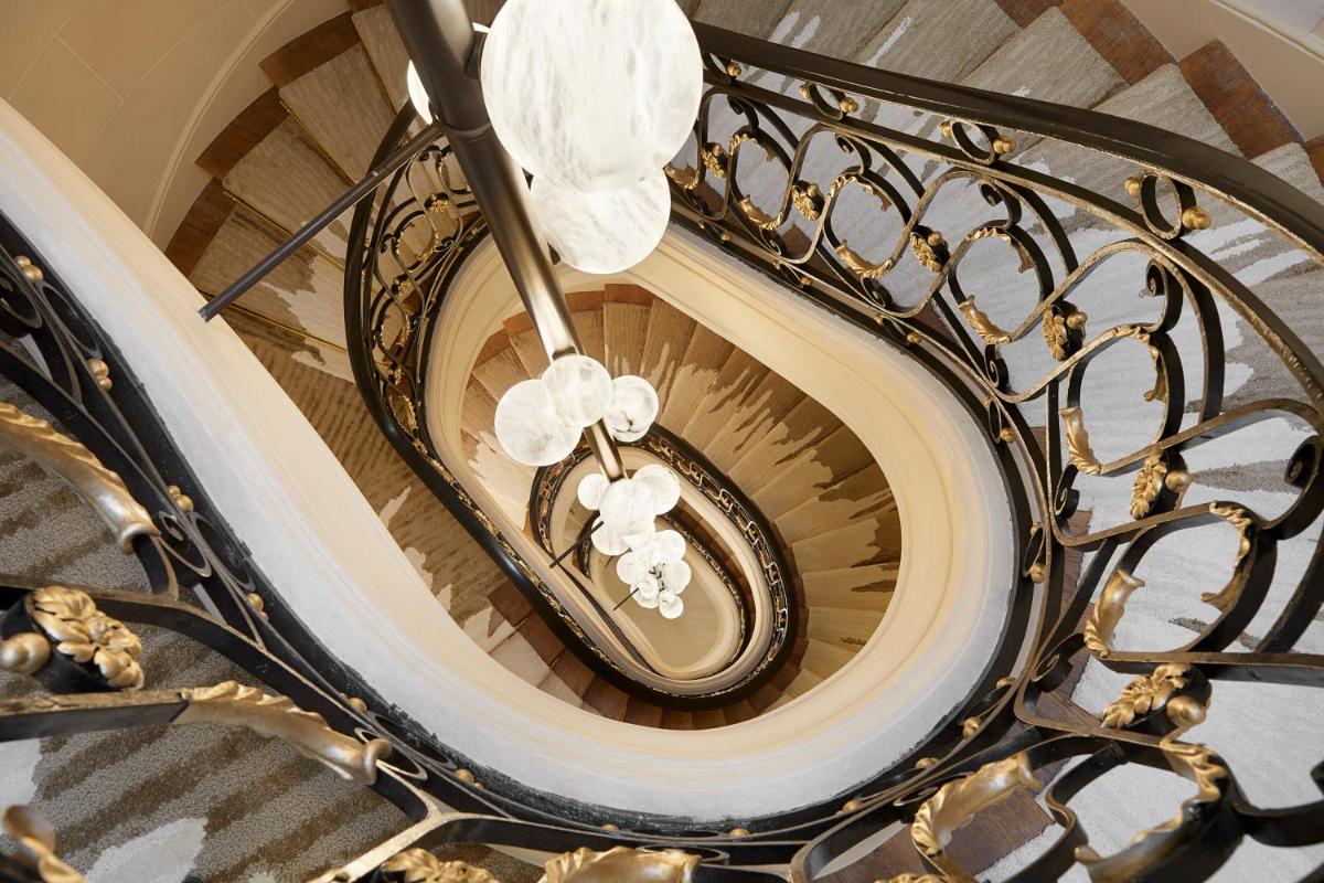 escalier en spirale avec rampe en métal dans l'établissement Maison Villeroy, à Paris 87 autres photos