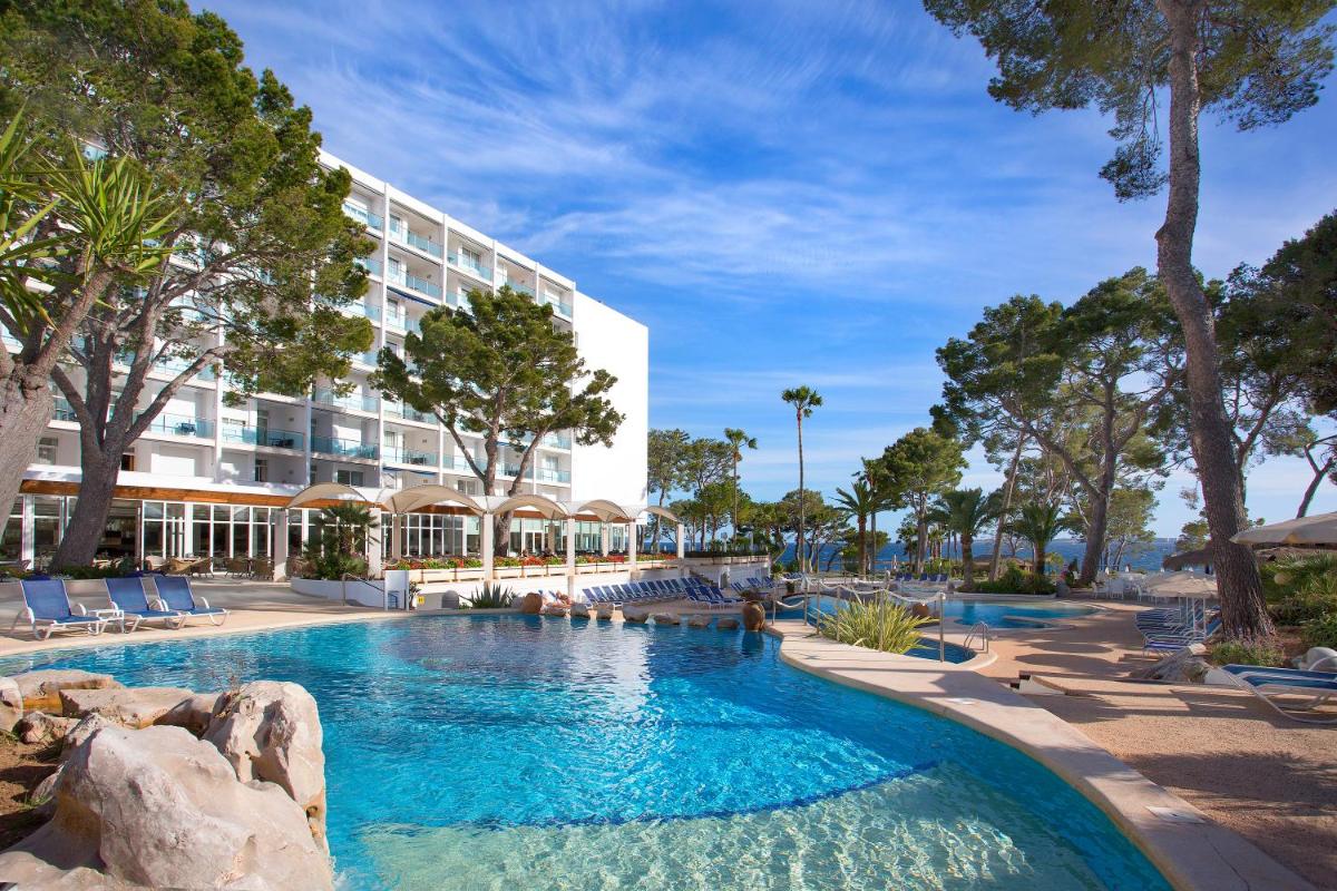 una piscina en un hotel con resort en Hipotels Eurotel Punta Rotja Spa-Golf, en Costa des Pins