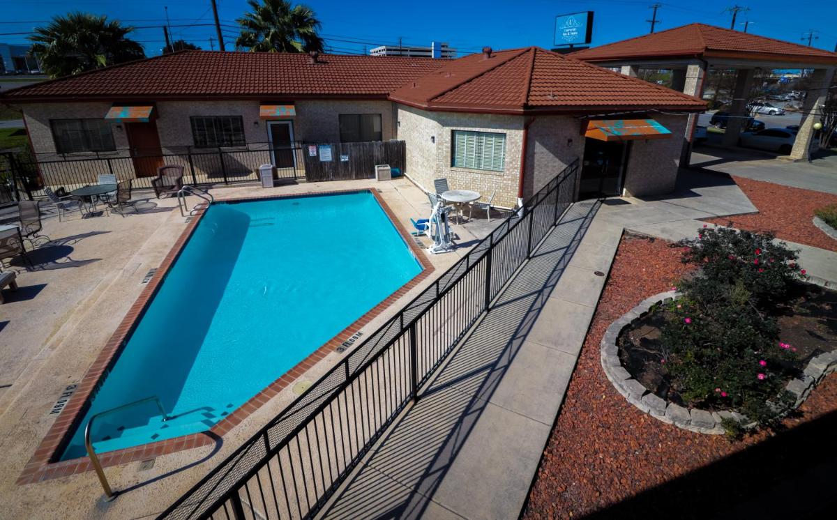 University Inn & Suites - Housity