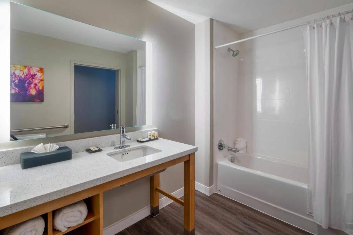 La Quinta Inn & Suites by Wyndham Wisconsin Dells- Lake Delton - Hizvo