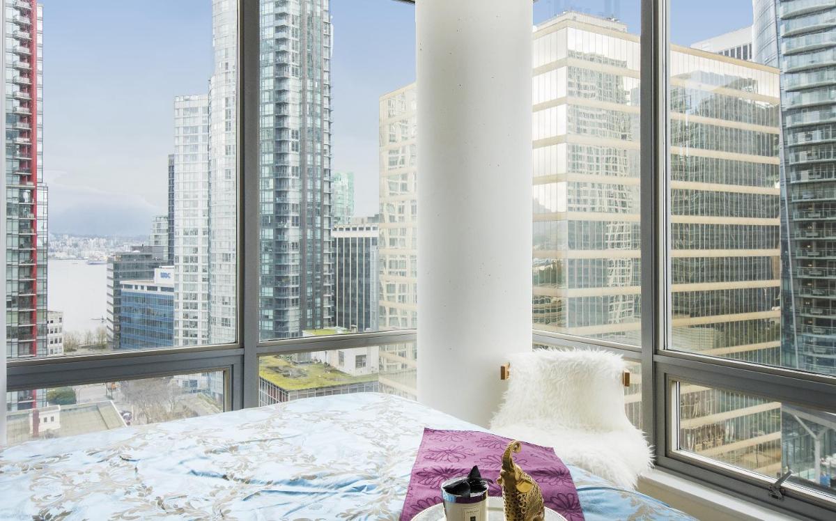Chic 2-Bedroom in Central Downtown with Stunning Water Views - Housity