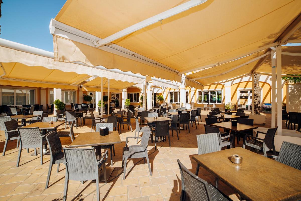 Un restaurante o sitio para comer en Alannia Costa Blanca