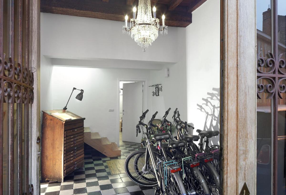 Alphabed & Bike - Housity