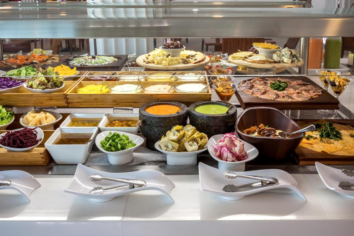 Comida en o cerca de este hotel