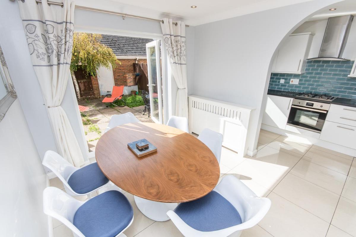 Town or Country - Jessie Terrace House - Housity