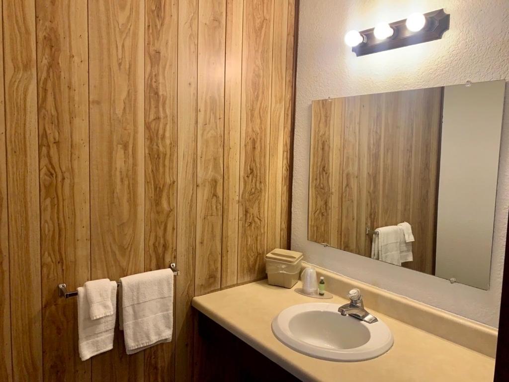 Hidden Lake Resort - Housity