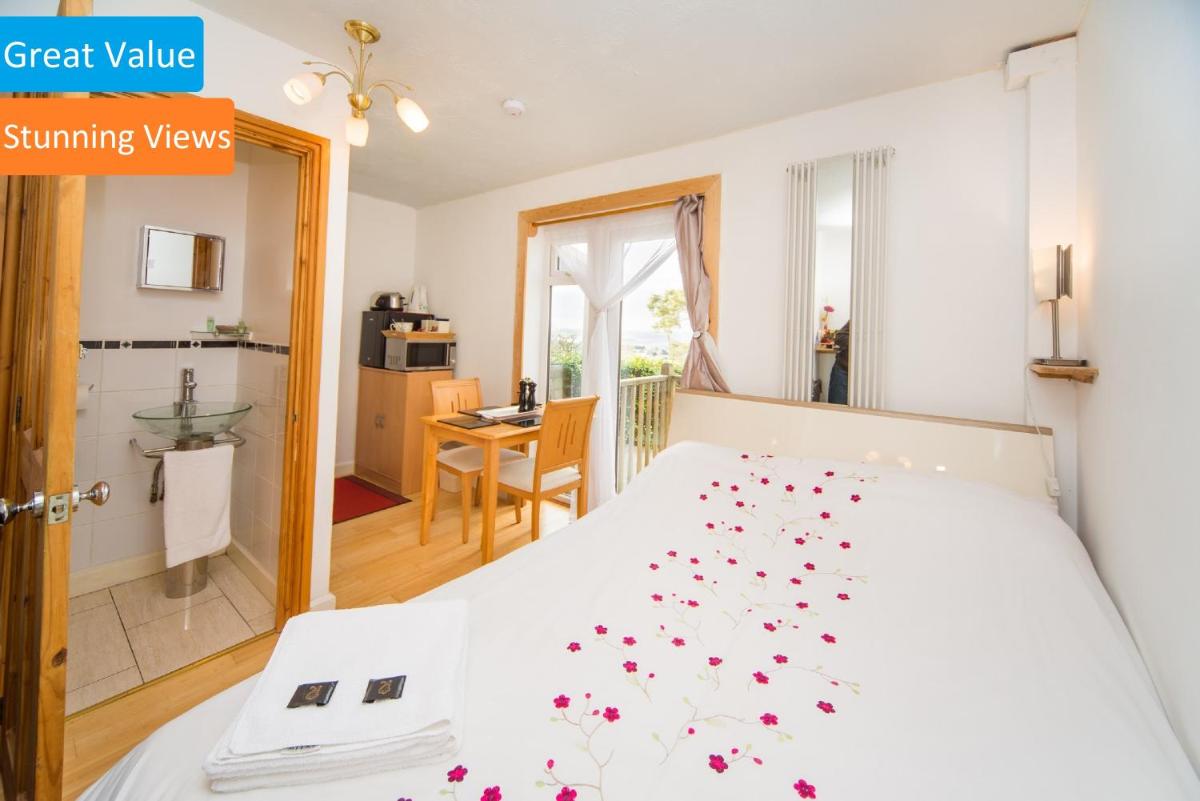Cosy Snug Room with En-Suite - Near Lyme Regis - Private Balcony with Sunset Views - Free Parking & WiFi - Tea Room opposite serving local produce - Housity