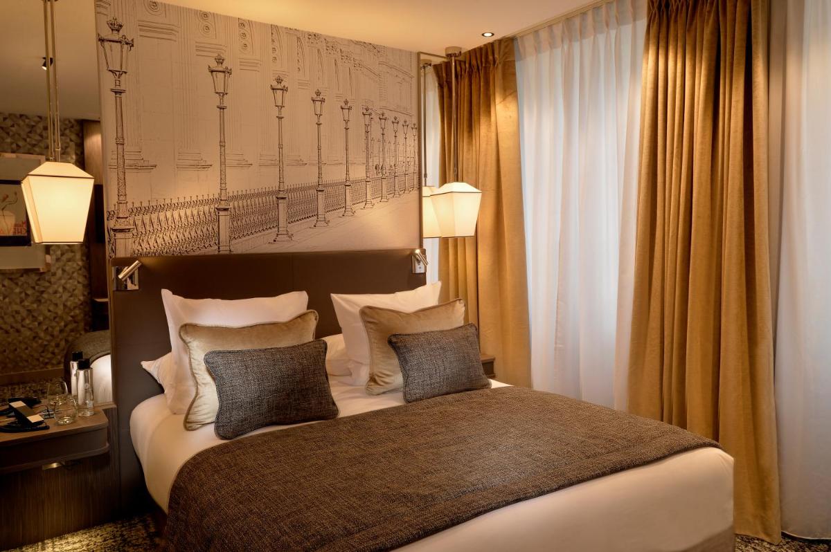 une chambre avec un grand lit et deux oreillers dans l'établissement Hotel La Lanterne & Spa By Timhotel, à Paris