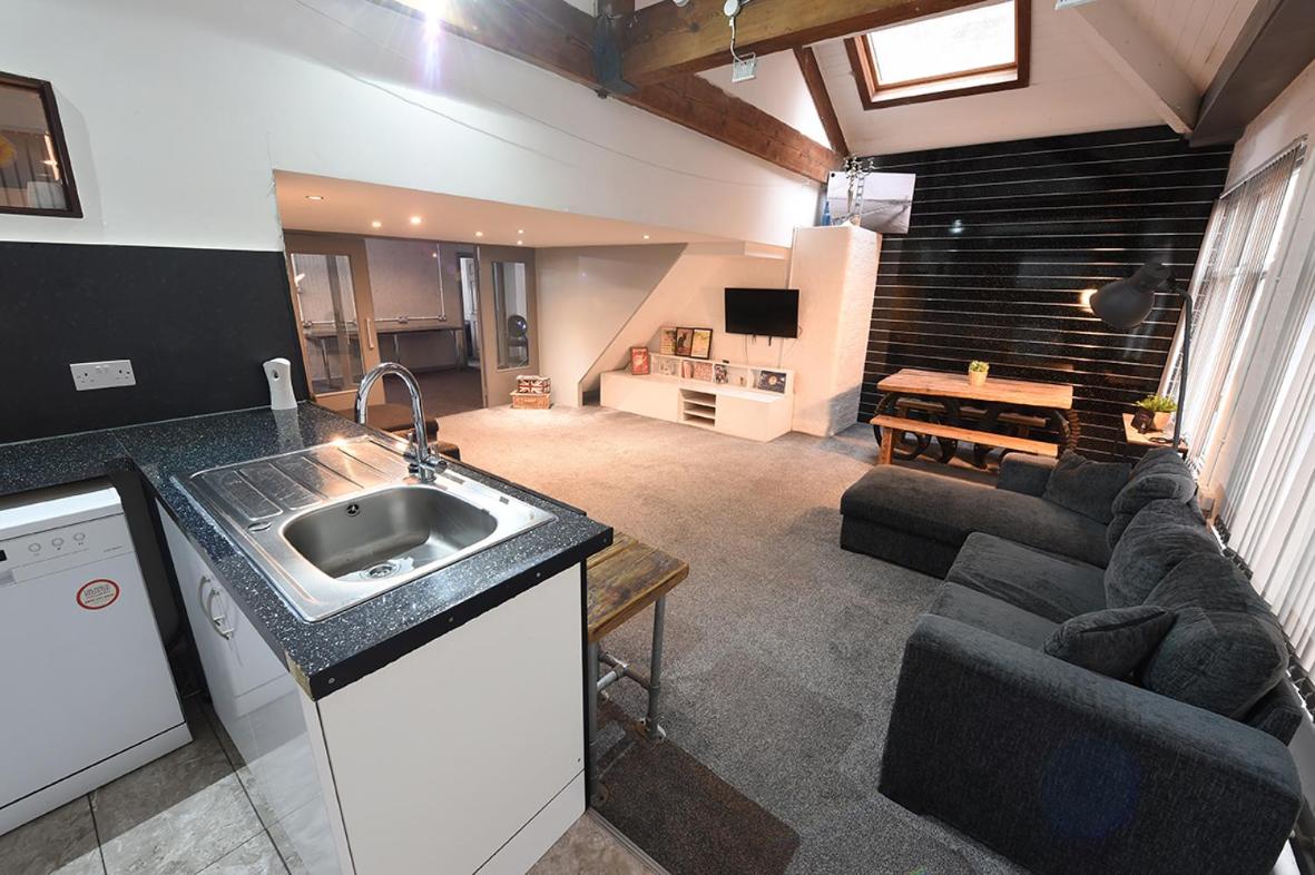 Penthouse Warehouse Slps 18 (61) - Housity