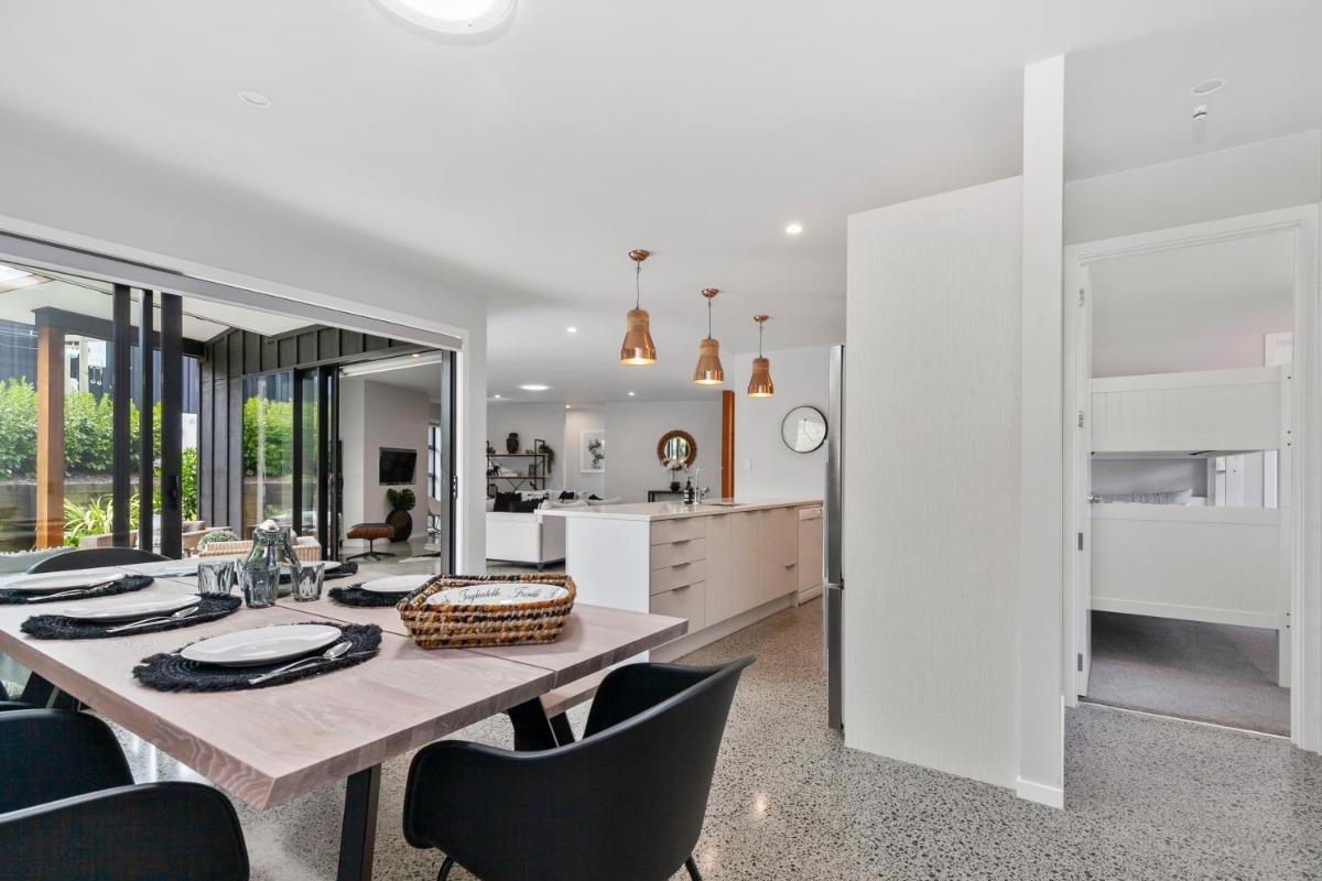 Stylish Villa Escape - Matakana Holiday Home - Housity