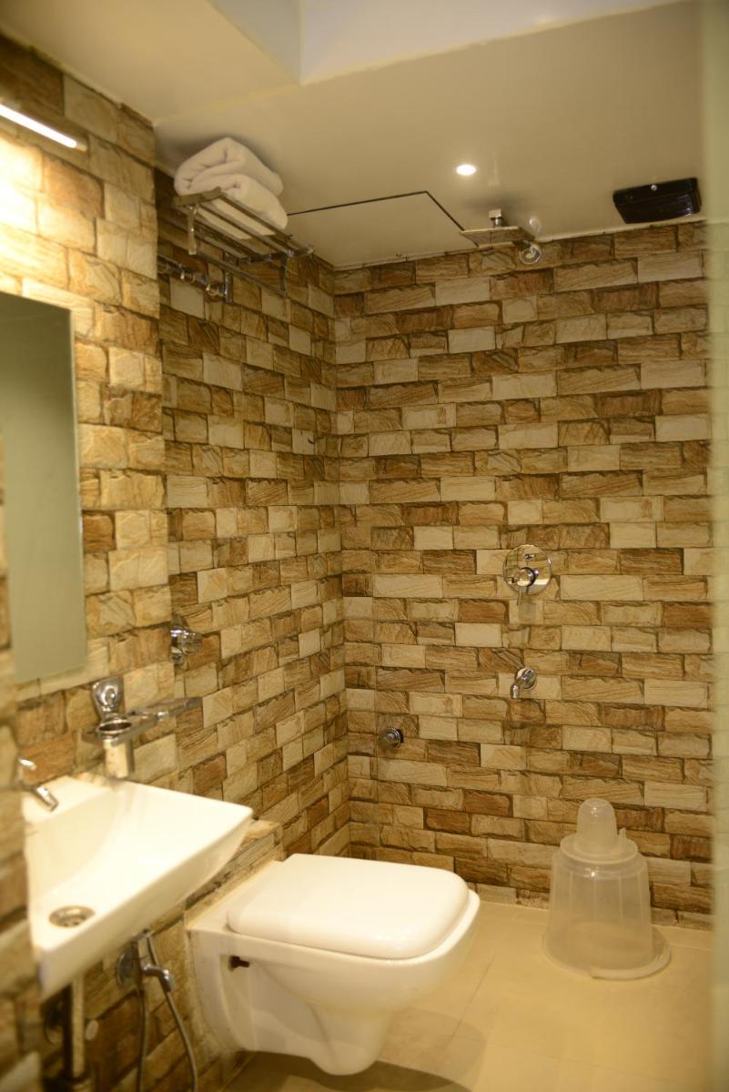 Hotel Malad Inn opposite Malad Railway Station - Housity