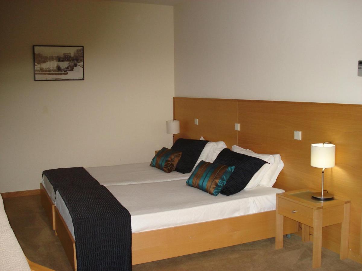 Uma cama ou camas num quarto em Hotel Bienestar Termas de Moncao