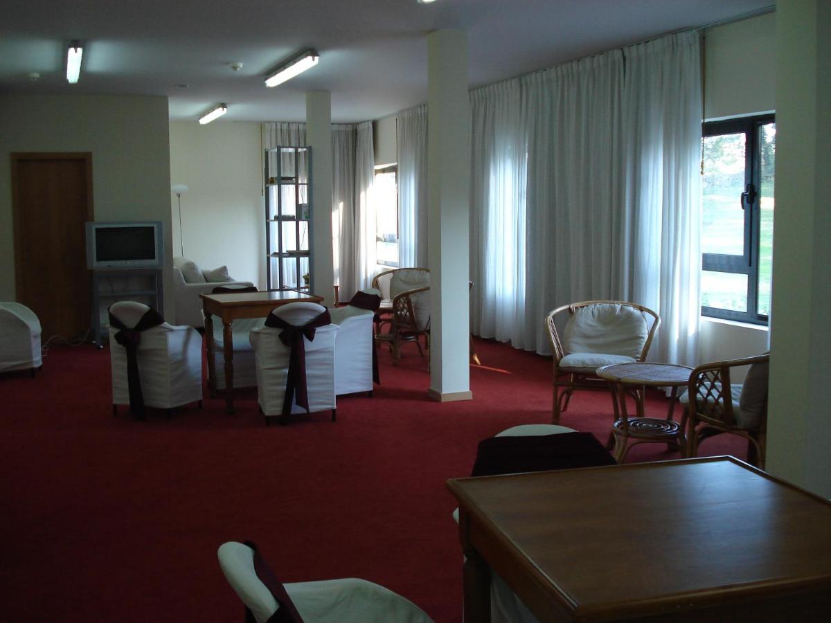 Uma televisão e/ou sistema de entretenimento em Hotel Bienestar Termas de Moncao