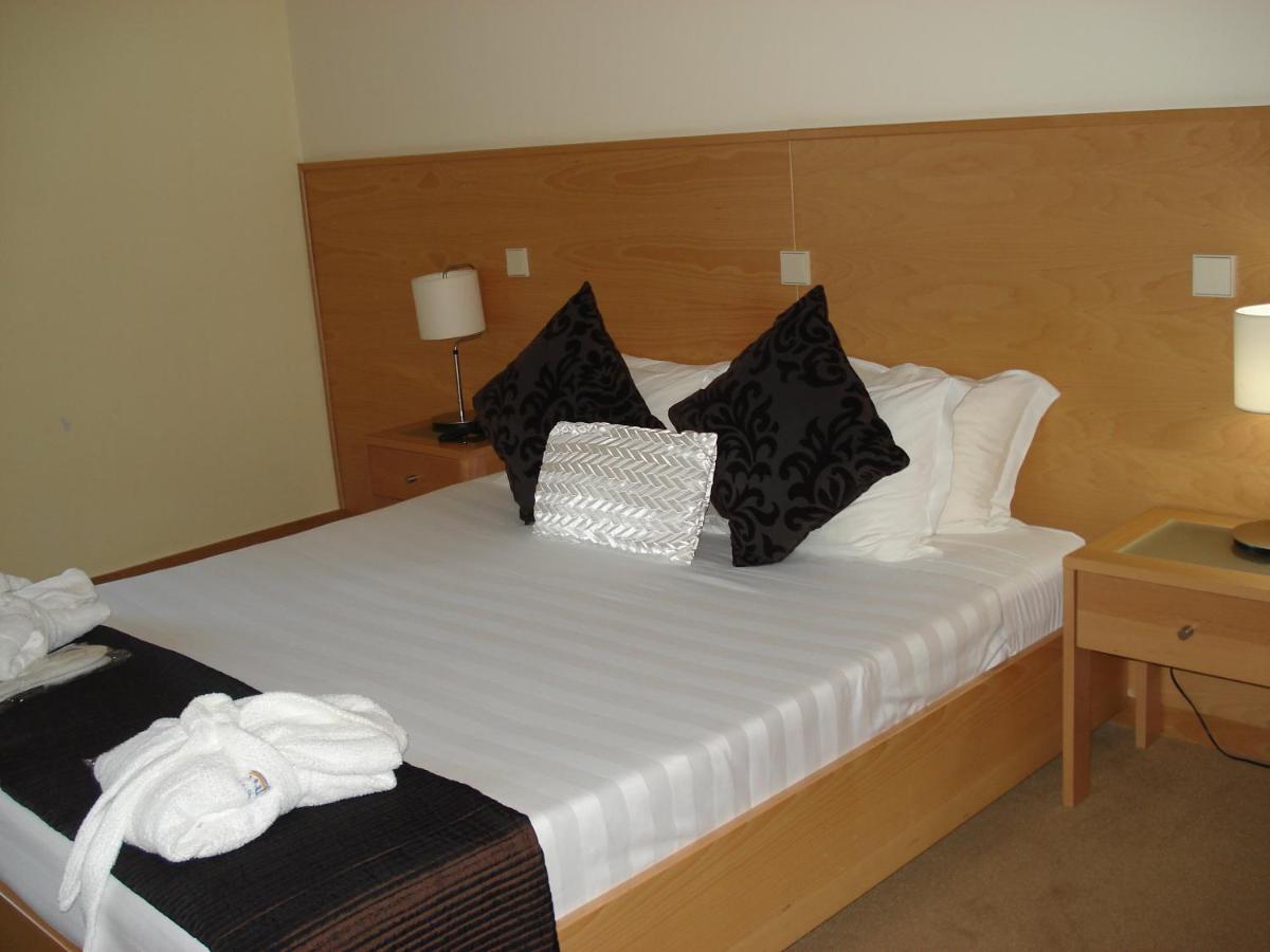 Uma cama ou camas num quarto em Hotel Bienestar Termas de Moncao