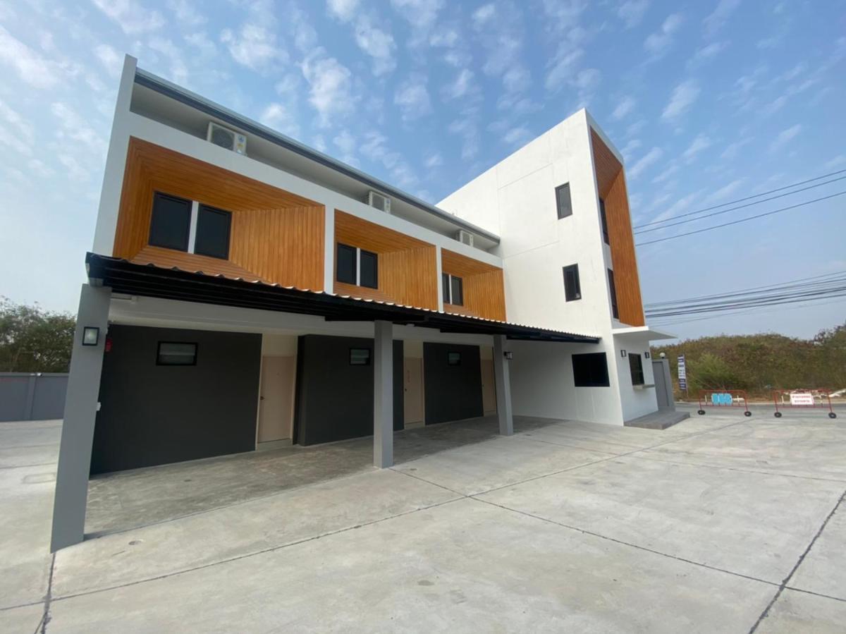 นั่งเล่นกันไหม รีสอร์ท SHA Plus - Housity