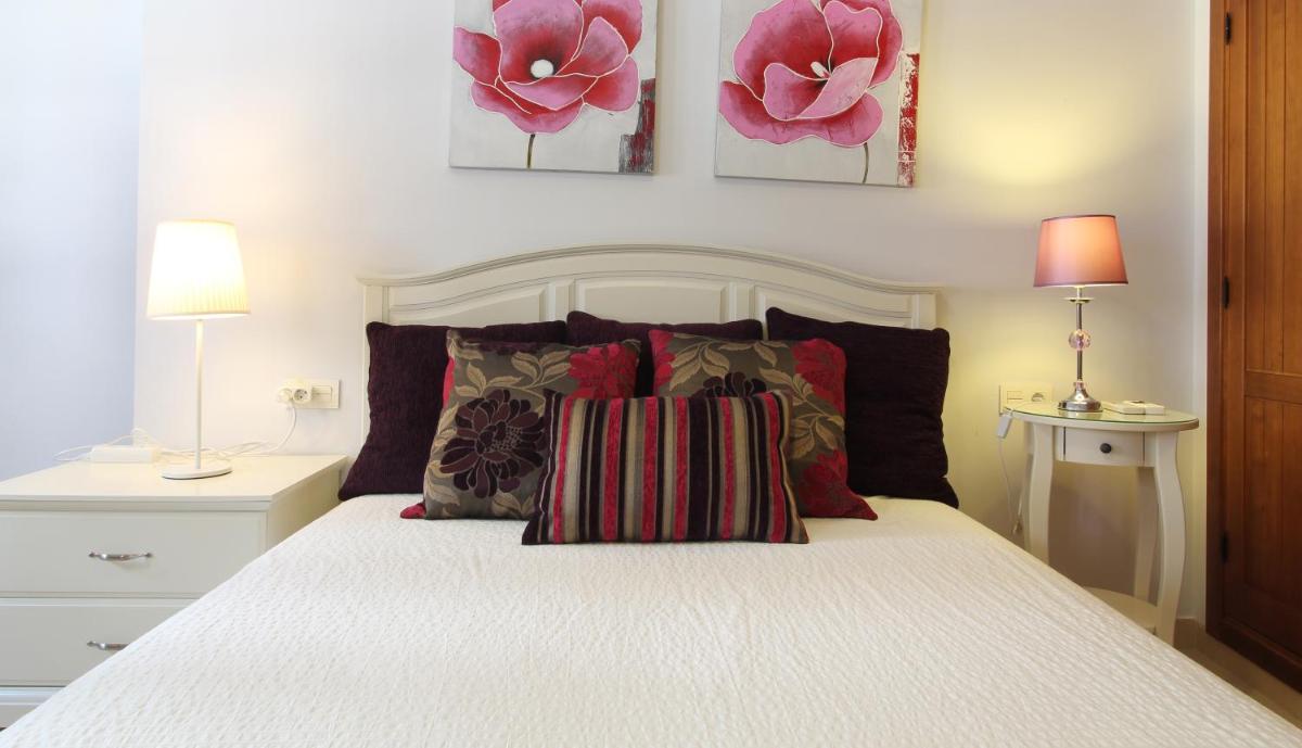 Quiet house in village center with mountains views - Housity