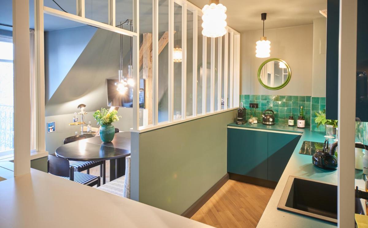 eine Küche mit einer Treppe und ein Esszimmer in der Unterkunft Cora Apartments in Leipzig